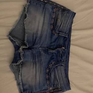 As snygga ganska lågmidjade vintage jeans  - Jättebra skicka vintage shorts från sissy boy dom är storlek w28 men passar mig som har w26 priset kan diskuteras 