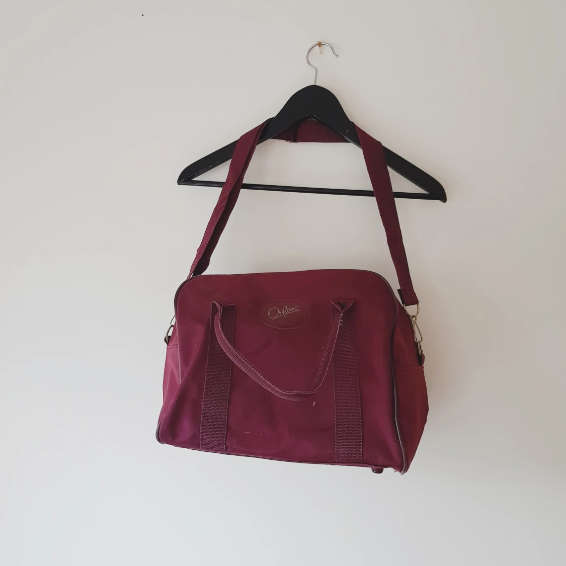 Vinröd axelväska från Oriflame