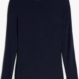 Intimissmi tröja  - Säljer en stilren mörkblå långärmad topp med rund halsringning. Modellen är tight och sitter snyggt mot kroppen, perfekt för dig som gillar en enkel men clean look. Tillverkad i mjuk bomull som känns skön mot huden. Från intimissmi