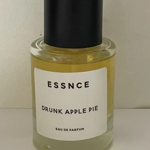 ESSNCE full äpple paj  parfym - Parfymen d r u n k   a p p l e  p i e från ESSNCE  EDP. Top notes are Cognac and Coffee; middle notes are Cinnamon, Tonka Bean and Oak; base notes are Vanilla, Praline and Sandalwood.