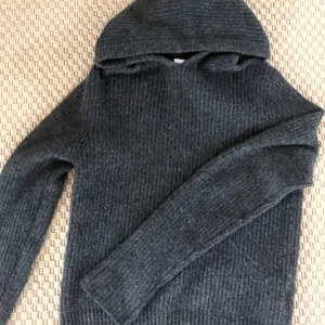 Mörkgrå stickad hoodie från Weekday - Säljer min fina mörkgråa stickad hoodie från Weekday i storlek XS. Aldrig andvänd bara borttagen prislapp. Bara höra av er vid frågor, pris går o diskutera vid snabb affär