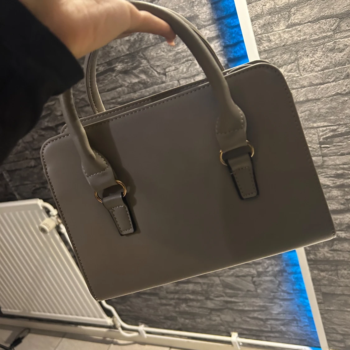 Grå handväska med gulddetaljer - 1