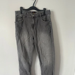 Grå jeans från Lee, raka ben - Säljer ett par grå jeans från Lee med klassisk femficksdesign och raka ben. Använda ett fåtal gånger och bra skick 