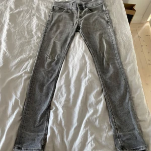 Grå skinny jeans från George, stl 30 - Tja! Säljer ett par jeans från dondup i storlek 30. Modellen är George och är lite mer åt skinny. Jeansen har små defekter (syns på 3e bilden) men enligt mig så ger de en lite mer avslappnad stil! Priset går att diskutera!