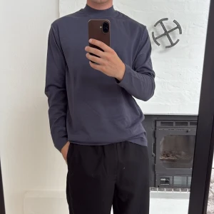 Zara long sleeve - Helt ny med taggen kvar, köpt för nått år sen och ej orkat skicka tillbaka. För lång för mig, är 178cm. 