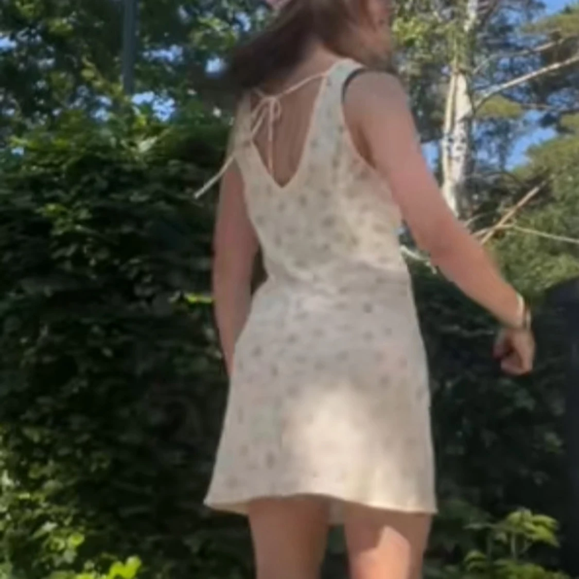 Blommig ljus kortklänning med snörning - 1