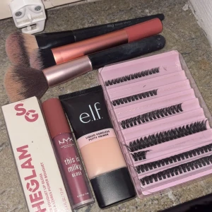 Sminkkit med borstar, primer & gloss - Ett komplett sminkkit med tre fluffiga sminkborstar i svart och koppar, e.l.f. Liquid Poreless Putty Primer, NYX This is Milky Gloss i rosa nyans, SHEGLAM Power Bouquet Lip Gloss samt ett set med individuella lösögonfransar. Perfekt för dig som vill ha allt på en gång!