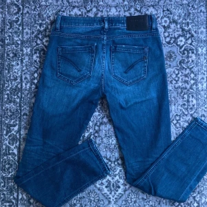 Blå jeans ”Monroe” från Dondup - Snygga blå jeans från Dondup i modellen Monroe. Storlek w27. I bra skick! Hör av dig vid frågor eller prisförslag!