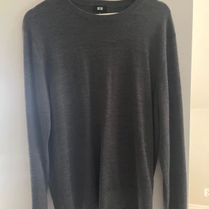 100% merinoull uniqlo  - En stilren mörkgrå stickad tröja från Uniqlo i klassisk modell. Tröjan har rund halsringning och långa ärmar, perfekt för lager-på-lager. Materialet känns mjukt och passar dig som gillar en enkel men snygg look. Skitnsygg köp nu 100% merino