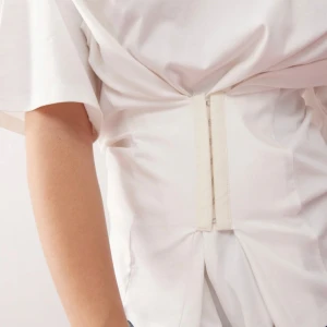 Vit t-shirt från Monki - Snygg t-shirt med cool detalj, storlek M från Monki. Den är helt ny och aldrig använd.
