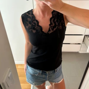 Svart spetstopp från H&M - Otroligt fin spetstopp från H&M, oanvänd <3