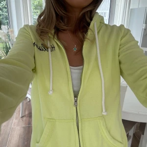 Hollister zip - En zip från Hollister i storlek XS. tröjan är i väldigt fint skick. Se liknande zip i min profil! E64