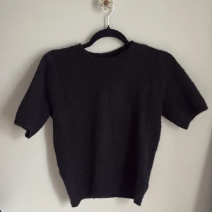 Stickad T-shirt  - Fin stickad tröja i använt skick, lite nopprig men går att få bort annars inga defekter. Från hm i storlek xs