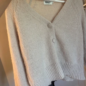 Beige stickad kofta från ONLY - En begie gosig kofta i storlek M från only, perfekt inför hösten. Koftan är använda endast en gång💘