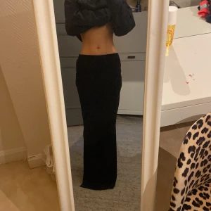Svart långkjol med slits i sammet - Säljer en svart långkjol i sammet med tight passform och snygg slits på sidan. Kommer ej till användning längre🫶🏼