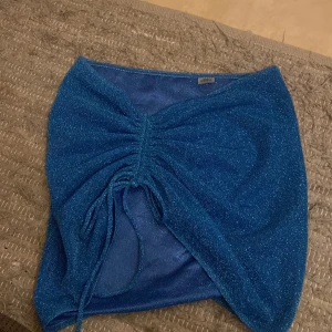 Blå glittrig cover up  - Jättefin cover up för stranden!! 