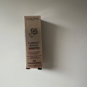 Lancôme L'Absolu Rouge Intimatte 525 - Lancôme L'Absolu Rouge Intimatte i nyansen 525 French Bisou. Ett mjukt matt läppstift med vårdande formula som ger en snygg färg. Lyxig guldig förpackning och klassisk hylsa. Perfekt för dig som vill ha en naturlig men ändå markerad look.