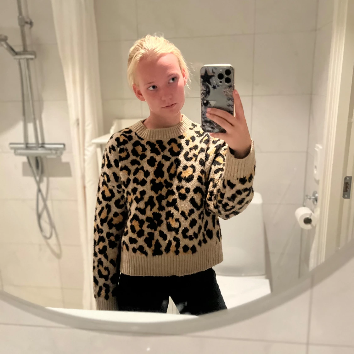 Beige leopardmönstrad stickad tröja - 1