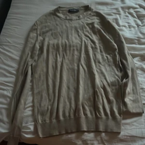 Beige bomullströja från Dressmann - En stilren beige tröja från dressman säljes för riktigt bra pris 