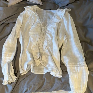 Vit blus från Zara - Helt ny har aldrig använt. Jättesnygg till skolan eller jobbet.