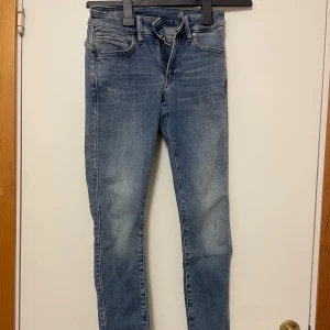G-Star RAW Midge Zip Skinny Jeans - Snygga ljusblå skinny jeans från G-Star RAW, modell Midge Zip. Jeansen har medelhög midja, dragkedjor på bakfickorna och klassisk femficksdesign. Tillverkade i stretchig denim för en tight passform och cool faded effekt.