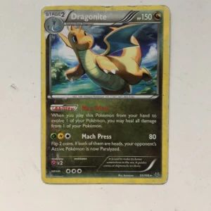 Dragonite 150 hp  - Samla och spela med denna coola Dragonite Pokémon-kort! Med 150 HP och unika förmågor är det perfekt för dig som älskar Pokémon och vill stärka din samling eller ditt spel. Kortet har snygg design och är ett måste för fans av Pokémon-världen.