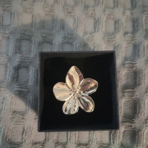 Blomma ring guld  -  GRATIS GÅVA MED VARGE ORDER!! Supertrendig stockholmsstil tjejer, ring silver. Gjord av stål, jag svarar och skickar alltid snabbt!
