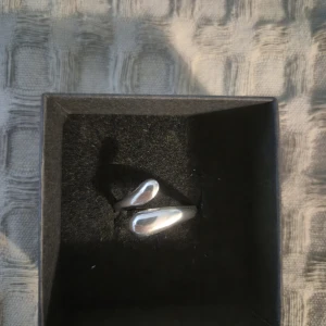 Silver ring  -  GRATIS GÅVA MED VARGE ORDER!! Supertrendig stockholmsstil tjejer, ring silver. Gjord av stål, jag svarar och skickar alltid snabbt!