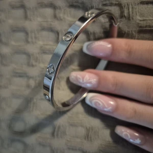 Silver armband  -  GRATIS GÅVA MED VARGE ORDER!! Supertrendig stockholmsstil tjejer, ring silver. Gjord av stål, jag svarar och skickar alltid snabbt!