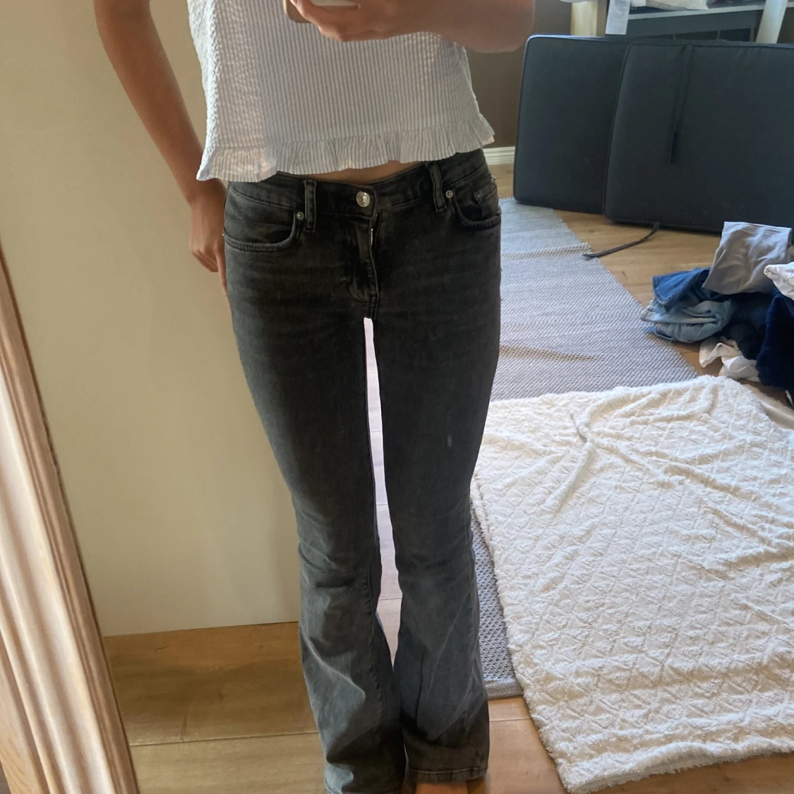 Mörkgrå bootcut jeans från Gina Tricot