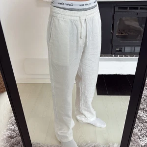 Woodbird linnebyxor vit - Storlek M, Är 178cm för jämnförelse. Bra skick. 