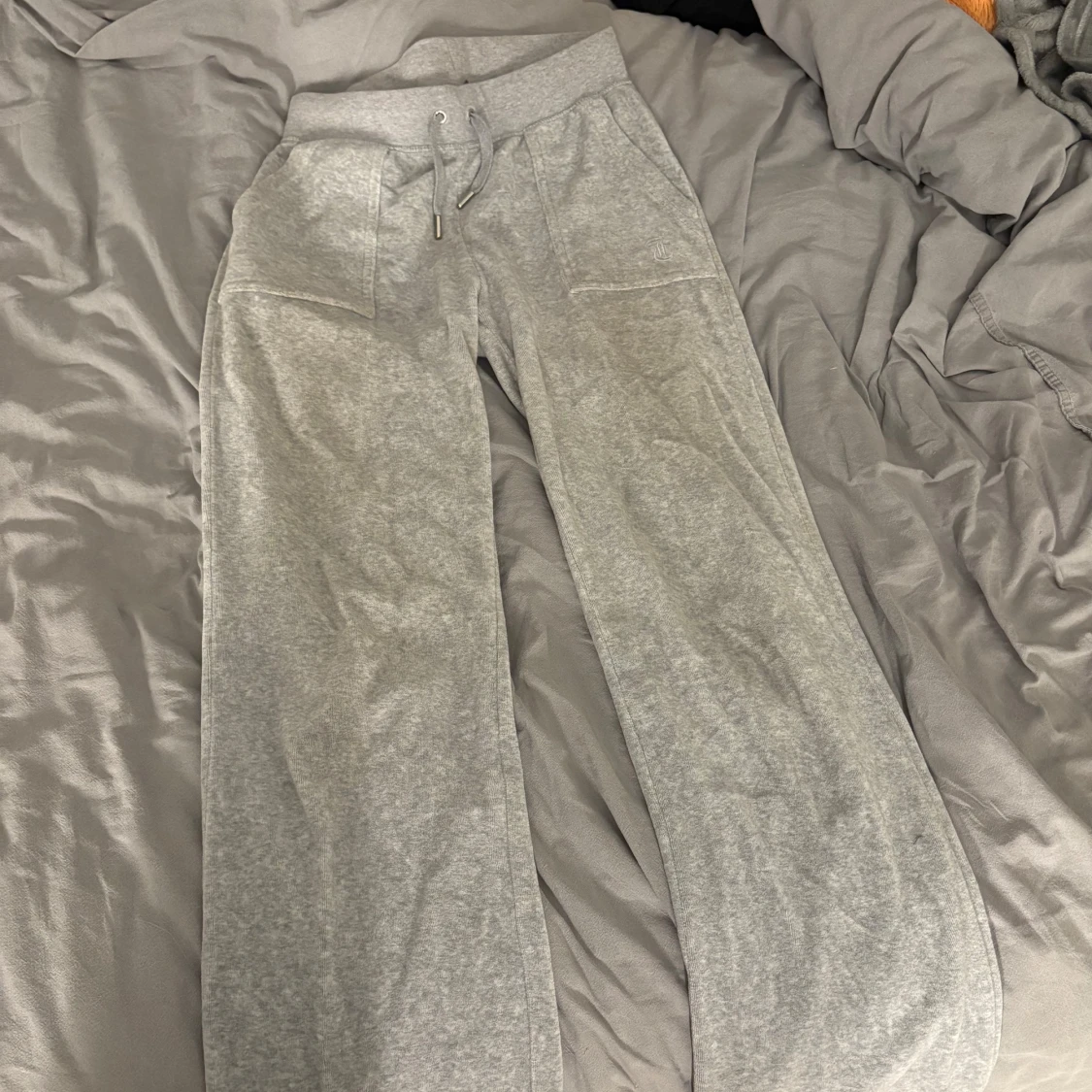 Juicy byxor grå