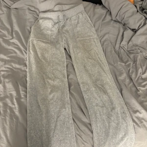Juicy byxor grå - Snygga gråa juicy byxor i grå. Används ett par gånger, men är i bra skick. Har sytt upp de längst ner men de går nog att sprätta upp. 