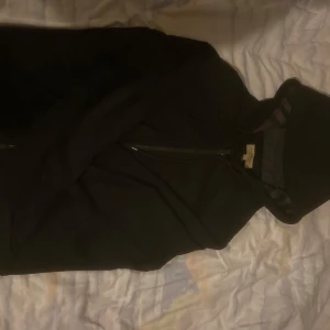 Burberry zip hoodie - Säljer nu en äkta burberry hoode i S men passar M lika bra, in princip ny skick o inga täcken på användning, kan gå ner i pris vid snabb affär, skriv pm för mer info ℹ️ 💫