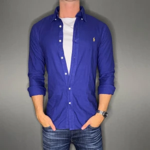Ralph lauren skjorta - Hej säljer nu min fina Ralph lauren skjorta i storlek S. Den är i nyskick och kommer vara otroligt snygg på sommaren. Nypris cirka 1600kr! Vi kommer att sälja liknande produkter nu i sommar så glöm inte följa profilen!🌊🍾