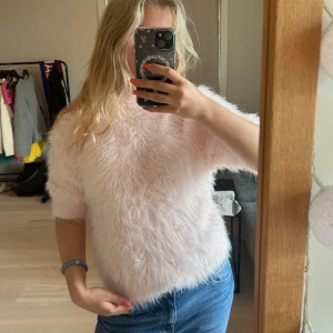 Ljusrosa fluffig tröja Carin Wester XS - Supermjuk och fluffig ljusrosa tröja från Carin Wester i storlek XS. Endast använd två gånger! 