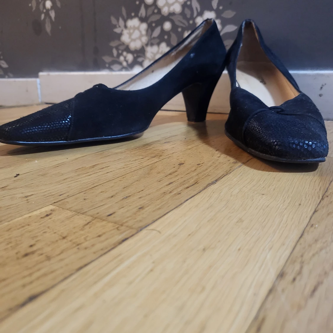 Svarta pumps från Penelope i mocka - 1