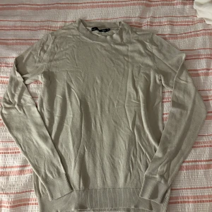 Beige stickad tröja från 157😚 - Snygg beige stickad tröja från 157 i storlek XS. Tröjan har rund halsringning, långa ärmar och ribbade muddar vid ärmslut och nederkant. Perfekt för lager-på-lager och enkel att matcha med jeans eller kjol.
