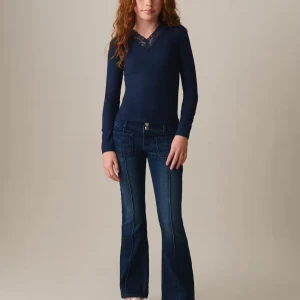 Mörkblå bootcut jeans med fickor - Snygga mörkblå jeans med bootcut passform och markerade sömmar längs benen. Jeansen har två stora framfickor och dubbla knappar i midjan. Perfekta för dig som gillar en klassisk men trendig look.