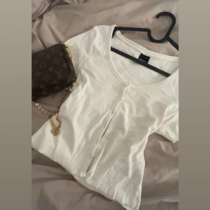 Vit topp/kofta från gina - Söt kofta/tröja som passar till nästan allt. Använt endast en gång som en kofta tillsammans med en svart klänning😍