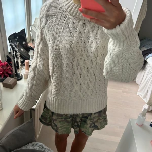 Vit stickad tröja - Supermysig vit stickad tröja med grovt kabelstickat mönster. Den går att styla på flertal sätt tex genom att vika upp nedre delen för att göra den kortare💕