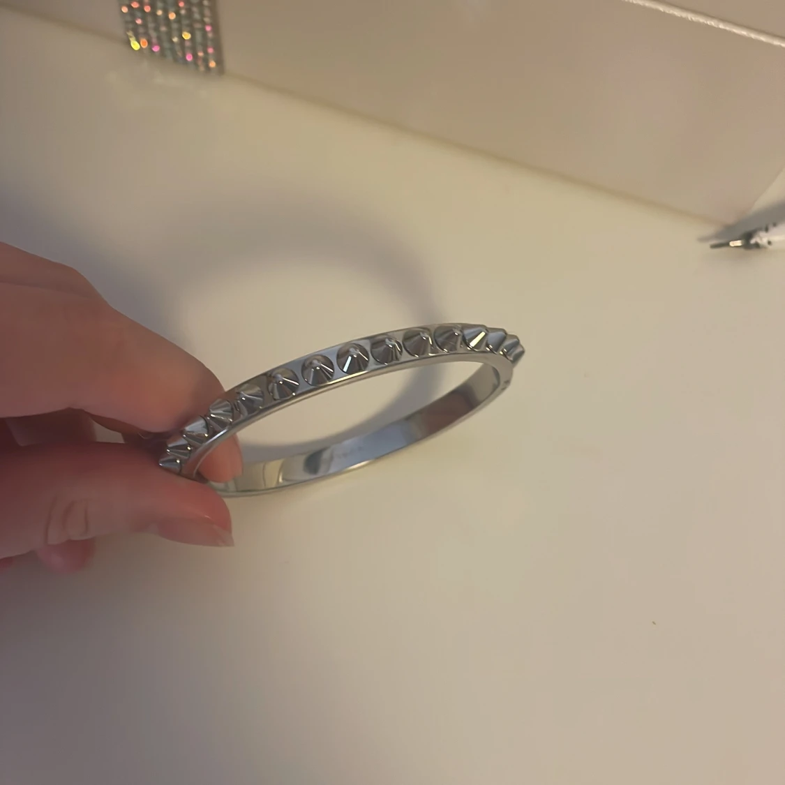 BYTE!Silvrigt armband med nitar