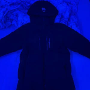 Svart Sail Racing dunjacka med huva - Säljer en svart vinerjacka från Sail racing använd 5-8 gånger 