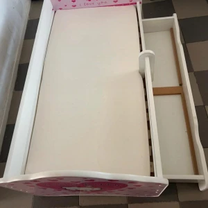 Barn säng  - Den ser ut som ny.Jag köpte en storlek större och jag behöver den inte längre.