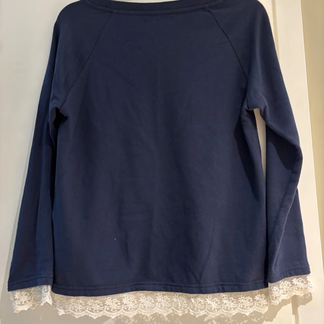 Mörkblå tröja med spets från Vero Moda - 1