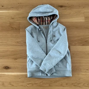 Burberry zip tröja - Burberry zip tröja i S, skick 9/10. Passar dig som är 170cm - 185cm. Dm vid mer info samt bilder!!