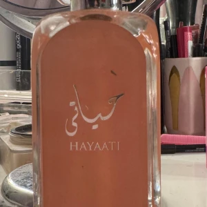 Lattafa hayati Florence parfym  - Sprayad endast två gånger. Lukten passade inte mig