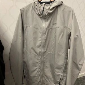 Lundhags jacka  - Snygg ljusgrå jacka från Lundhags med bra passform. Storlek L 