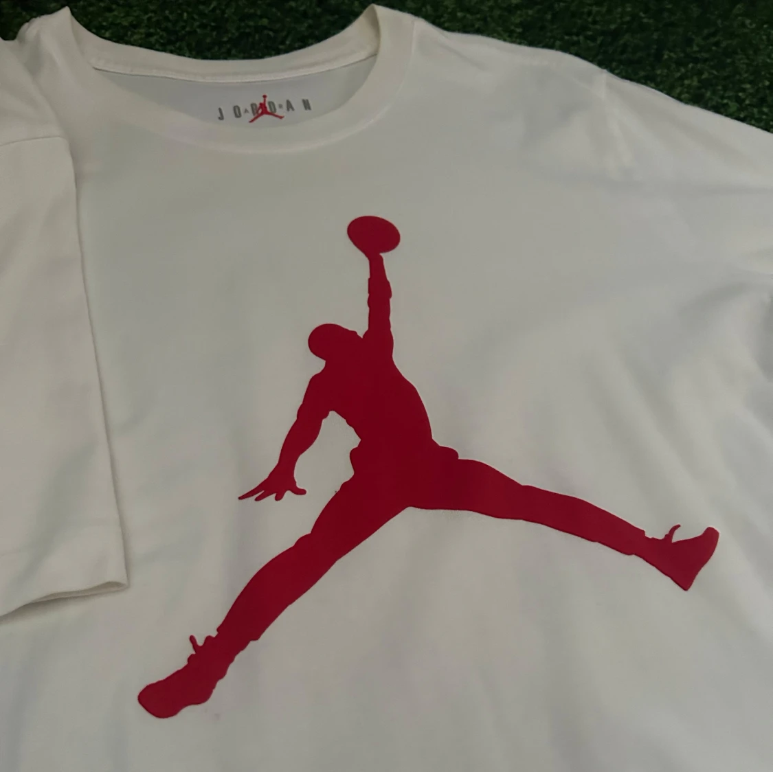 Vit Jordan t-shirt med röd logga - 1