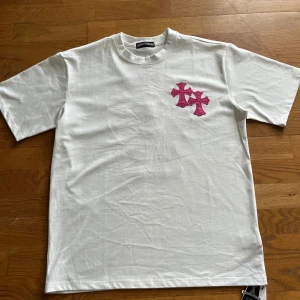 Vit Chrome Hearts t-shirt - Ny chromehearts T-shirt i storlek L. Tröjan passar inte mig därför säljer jag den.